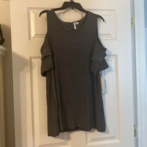 Elle Cut out shoulder short sleeve top never worn. Size XL.